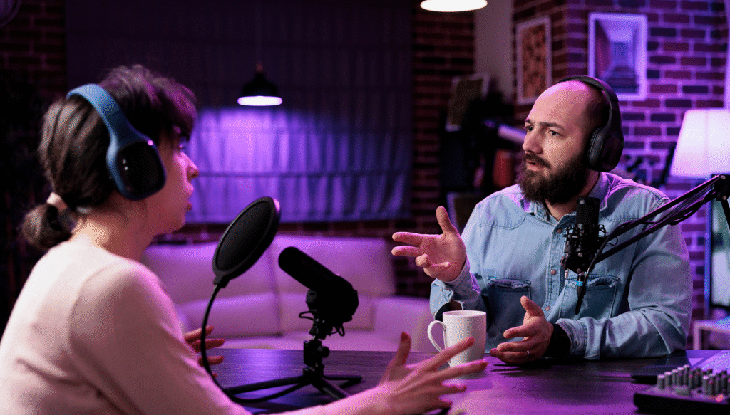 Facet i dziewczyna rozmawiający przez podcast