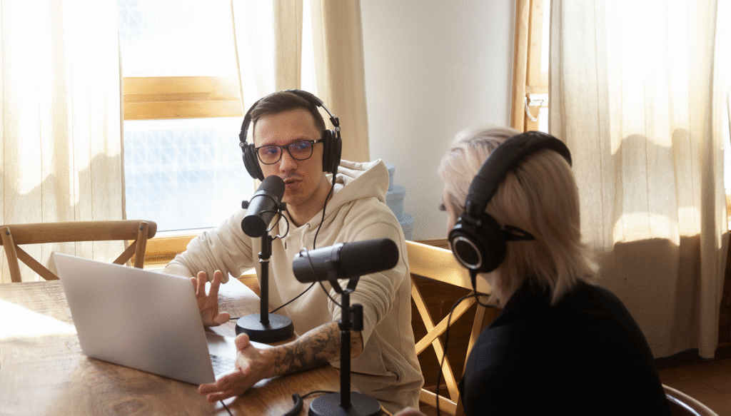 Facet i dziewczyna rozmawiający przez podcast